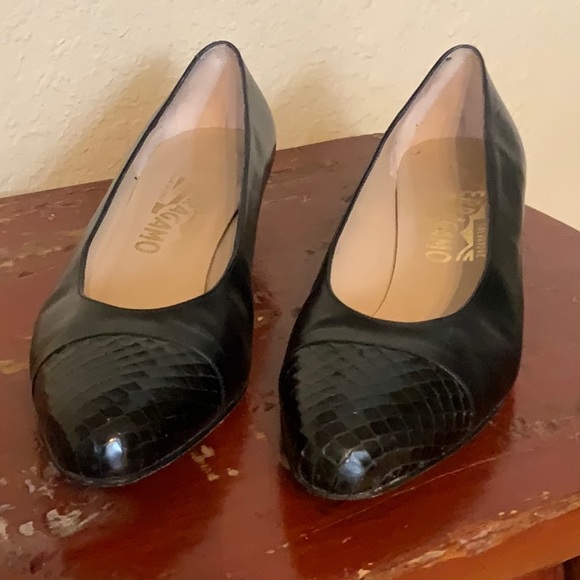 Ferragamo (possibly Vara) low-heel pumps- Size 7.5 - Picture 3 of 7